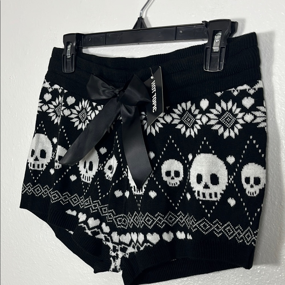 Hot Topic Black and White Skull Patterned Women Shorts - Picture 4 of 7